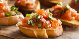 Apéro comme en Italie prêt en 5 minutes : un chef italien dévoile sa recette simplissime de bruschetta