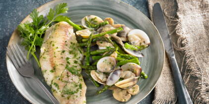 Merlu vapeur sauce aux asperges et palourdes 