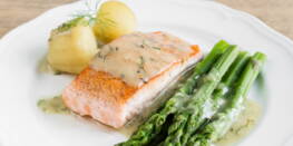 On se lance dans un classique : la recette des asperges, saumon et beurre blanc