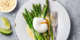 Qu’est-ce qui se marie bien avec les asperges ? 9 idées recettes d’une cuisinière pour les rendre encore plus gourmandes