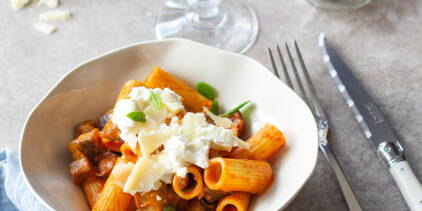 Rigatoni alla norma sauce tomate aubergines ricotta basilic