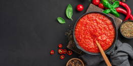 Sauce tomate : les astuces très simples d’une cuisinière pour transformer une conserve en une délicieuse sauce maison